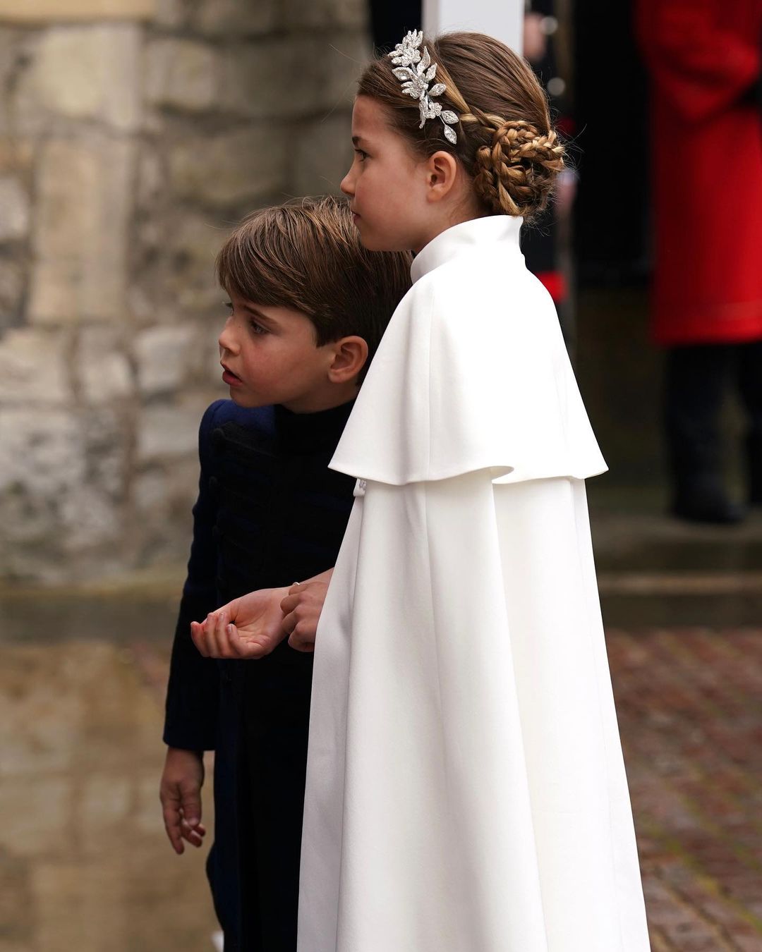 Princesa Charlotte com visual angelical e tiara floral igual à da mãe, Kate Middleton