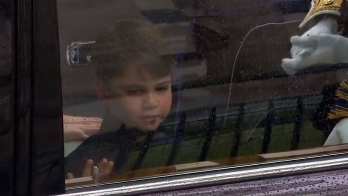 Vídeo. Príncipe Louis dá nas vistas com gesto amoroso na chegada à Abadia