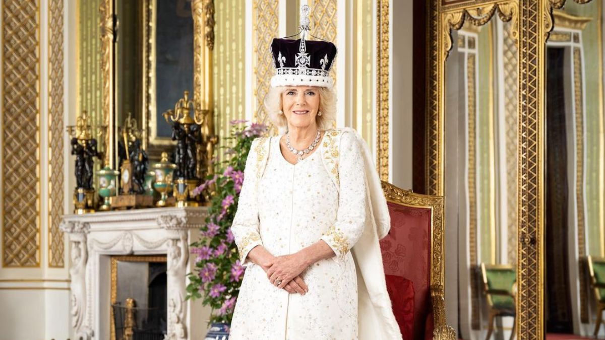 Rainha Camilla homenageou os netos e os cães no vestido que usou na Coroação