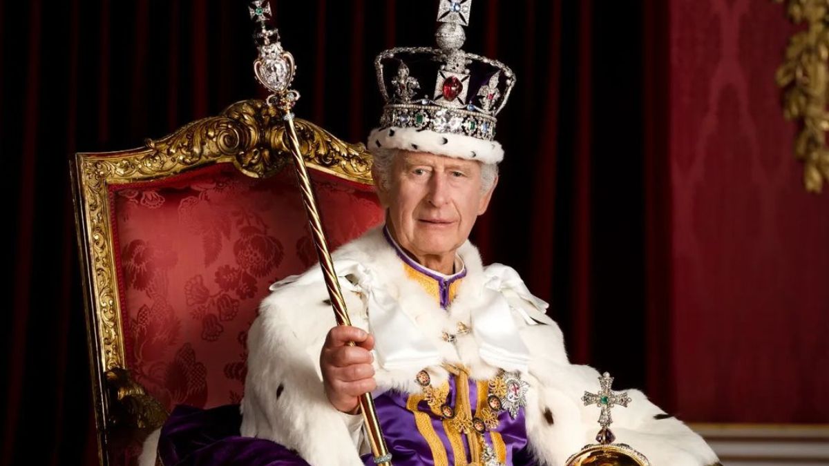 Com coroa e sentado no trono. Assim é o primeiro retrato de Carlos III após a Coroação