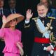 Reis de Espanha em cúmplice troca de olhares durante ato oficial