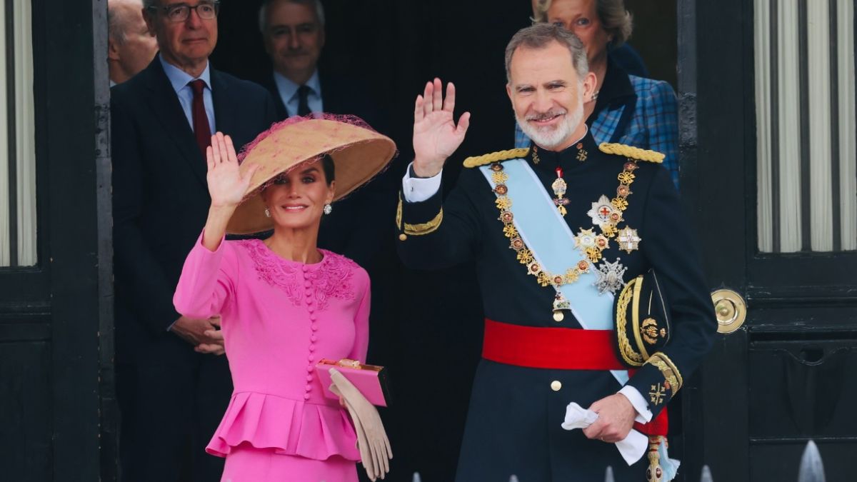 Reis de Espanha em cúmplice troca de olhares durante ato oficial