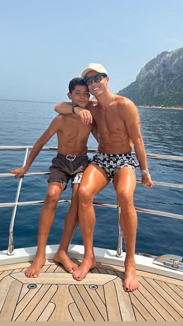 De férias, Cristiano Ronaldo posa com as unhas dos pés pintadas de preto