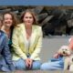 Família real dos Países Baixos posa descontraída em sessão fotográfica na praia