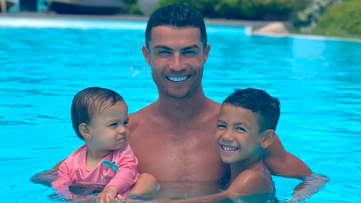Que amor! Cristiano Ronaldo &#8220;delicia&#8221; com foto junto aos filhos nas férias (de luxo) em família