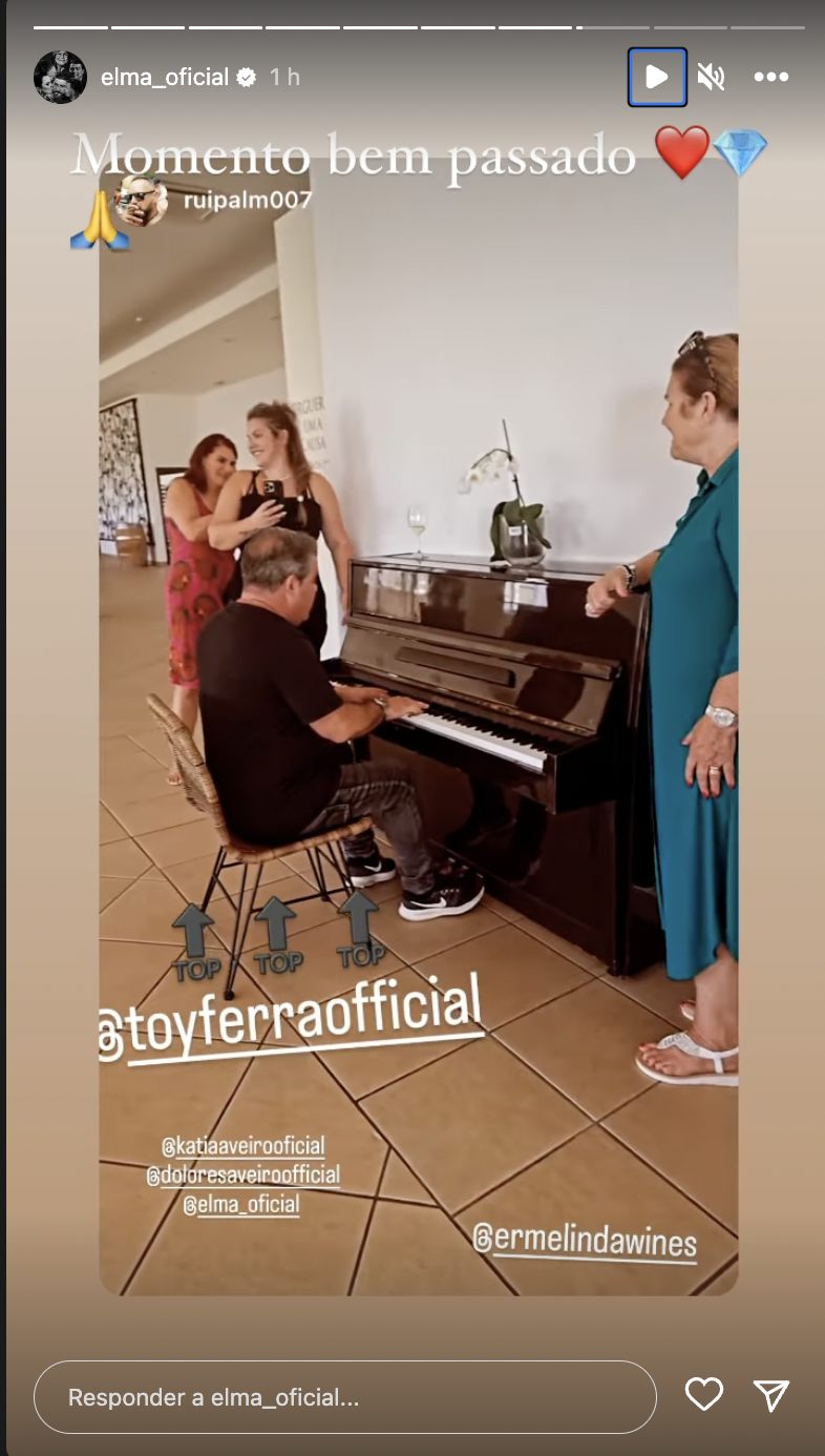 Toy faz “serenata” à família Aveiro e encanta: “Artista de mão cheia…”