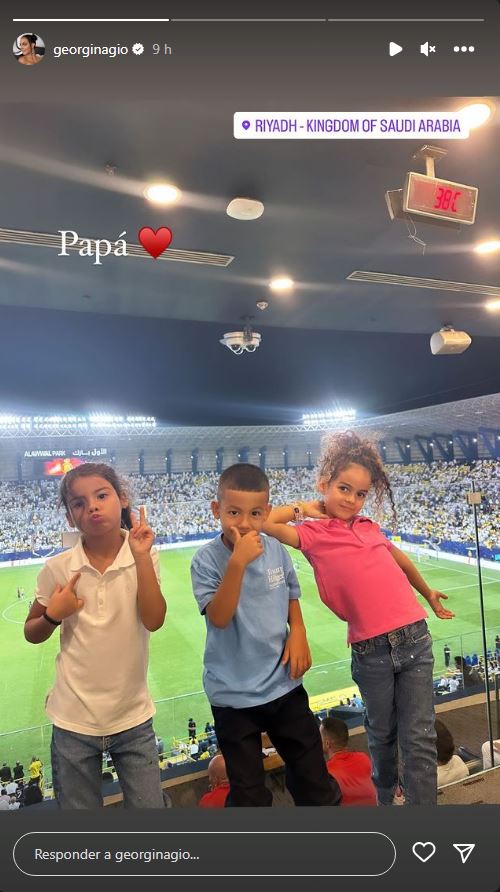 Georgina Rodríguez mostra-se com os filhos a apoiar Cristiano Ronaldo e declara-se: “Amor da mãe…”