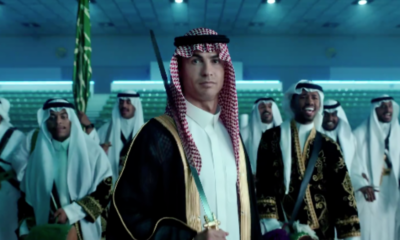 Cristiano Ronaldo de espada em punho e traje tradicional em video especial do Al Nassar
