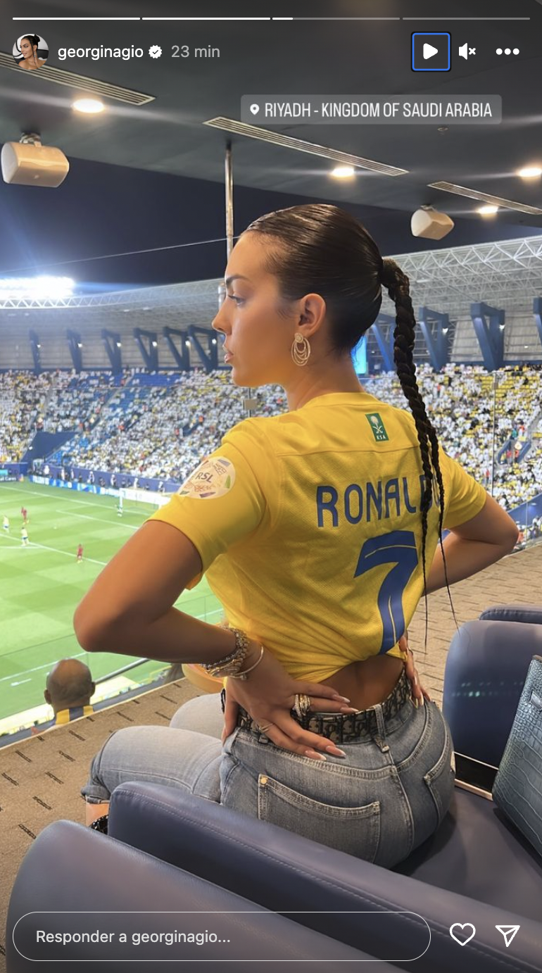 Georgina Rodríguez mostra-se ao lado do pequeno Mateo a apoiar Cristiano Ronaldo e declara-se: &#8220;O mais bonito&#8230;&#8221;