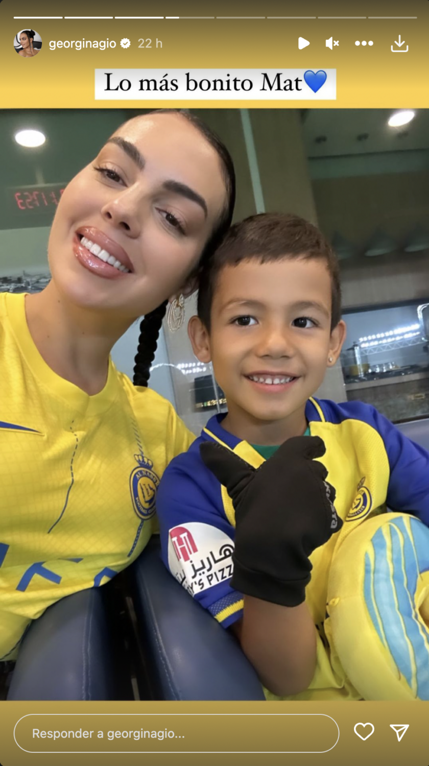 Georgina Rodríguez mostra-se ao lado do pequeno Mateo a apoiar Cristiano Ronaldo e declara-se: &#8220;O mais bonito&#8230;&#8221;