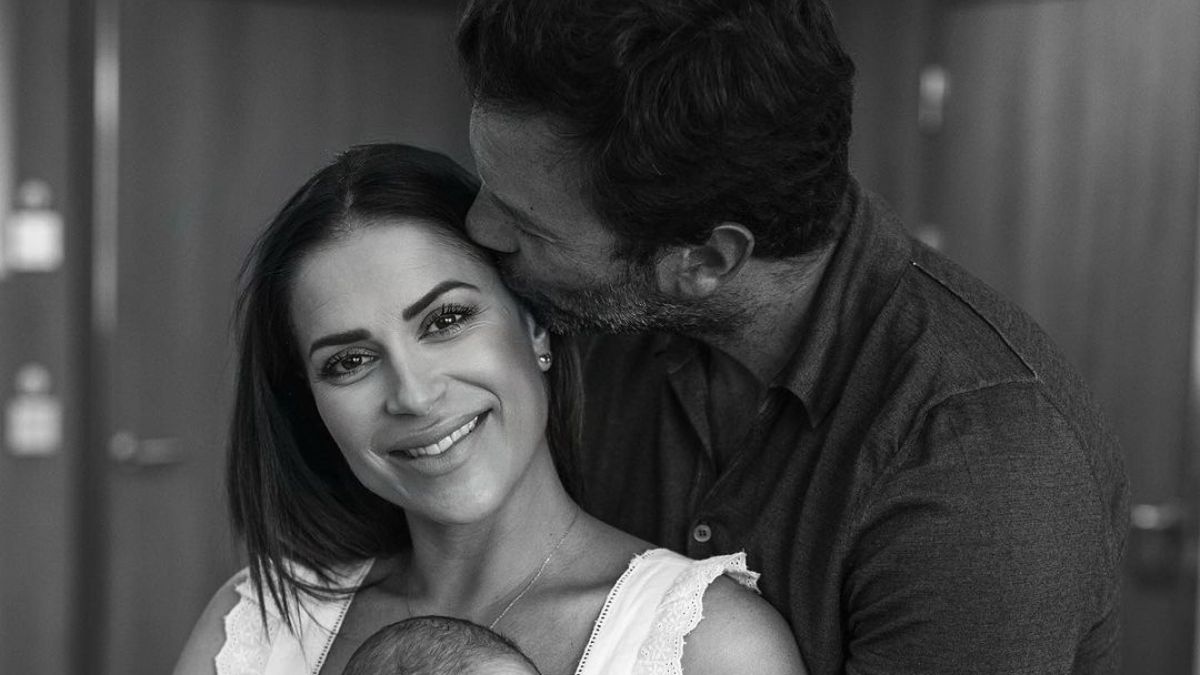 Dânia Neto revela foto com o marido e brinca: &#8220;Nota-se muito que temos um recém-nascido?&#8221;