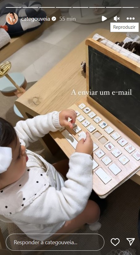 Ternura! Catarina Gouveia mostra filha em brincadeira: “A enviar um e-mail…”